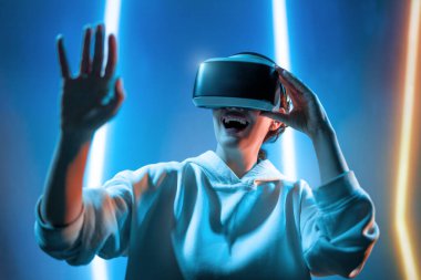 Metaverse teknoloji konsepti. Sanal gerçeklik gözlüklü kadın. Gelecekçi yaşam tarzı.