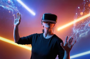 Metaverse teknoloji konsepti. Sanal gerçeklik gözlüklü kadın. Gelecekçi yaşam tarzı.