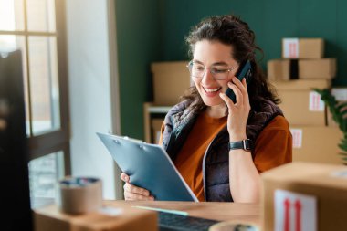 Kadın envanter müdürü stokları kontrol ediyor. Depoda çalışan bir kadın.. 