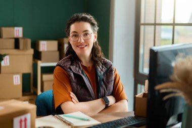 Kadın envanter müdürü stokları kontrol ediyor. Depoda çalışan bir kadın.. 