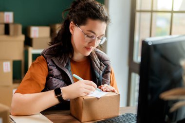 Kadın envanter müdürü stokları kontrol ediyor. Depoda çalışan bir kadın.. 
