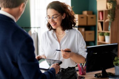 Genç moda tasarımcıları stüdyoda çalışıyor..