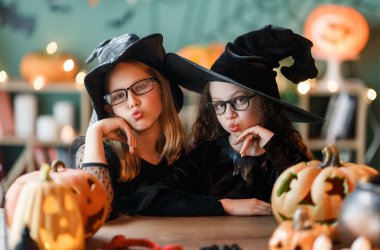 Cadı kostümlü iki kız Cadılar Bayramı 'nı kutluyor. Balkabaklı çocuklar