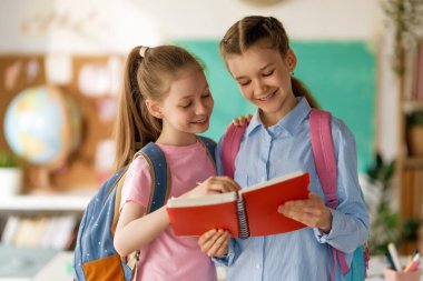 Okuldaki mutlu çocuklar. Çocuklar sınıfta öğreniyor..