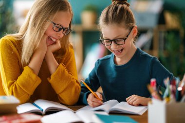 Okuldaki mutlu çocuklar. Çocuklar sınıfta öğreniyor..