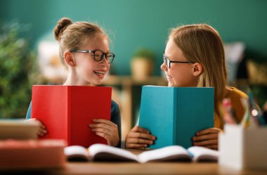 Okuldaki mutlu çocuklar. Çocuklar sınıfta öğreniyor..