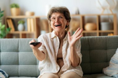 Televizyon izleyen yaşlı bir kadın, filmler. Emekli adam evde vakit geçiriyor..