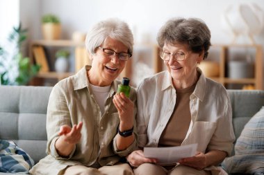 İki son sınıf öğrencisi evde ilaç alıyor..