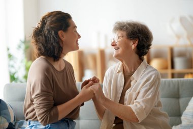 Mutlu hasta ve bakıcı birlikte vakit geçiriyor. Büyük kadın ve yetişkin kızı..