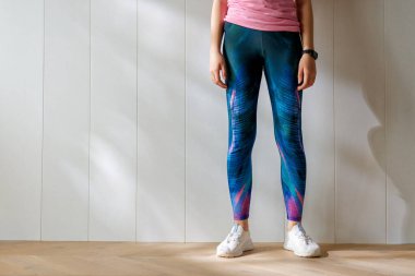 Spor sporcusu yakın plan. Sağlıklı yaşam tarzı ve spor kavramları. Şık spor elbiseli bir kadın..