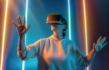 Metaverse teknoloji konsepti. Sanal gerçeklik gözlüklü kadın. Gelecekçi yaşam tarzı.