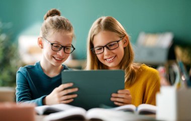 Okuldaki mutlu çocuklar. Çocuklar sınıfta öğreniyor..