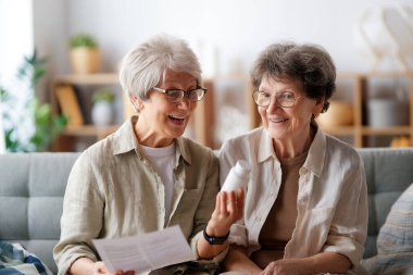 İki son sınıf öğrencisi evde ilaç alıyor..