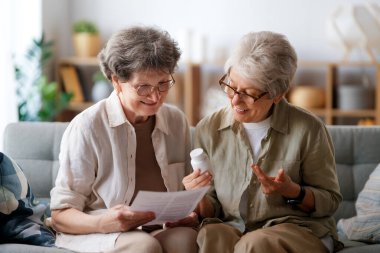 İki son sınıf öğrencisi evde ilaç alıyor..