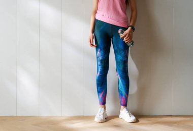 Spor sporcusu yakın plan. Sağlıklı yaşam tarzı ve spor kavramları. Şık spor elbiseli bir kadın..