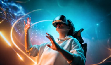 Metaverse teknoloji konsepti. Sanal gerçeklik gözlüklü kadın. Gelecekçi yaşam tarzı.