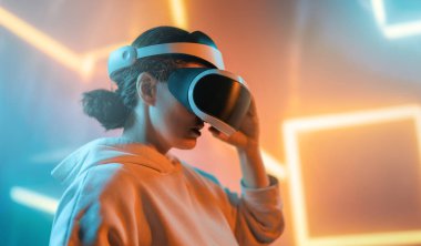 Metaverse teknoloji konsepti. Sanal gerçeklik gözlüklü kadın. Gelecekçi yaşam tarzı.