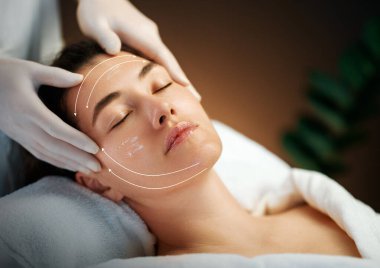 Kaplıca salonunda yüz bakımı. Cilt bakımı ve masaj. Kozmetik uzmanı çalışıyor.