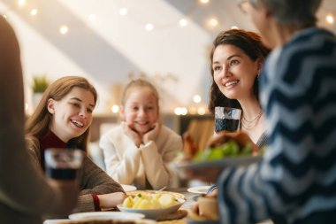 Şükran Günü, Sonbahar ziyafeti. Masada oturup bayramı kutlayan mutlu bir aile. Geleneksel yemek. Büyükanne ve torunlar.. 