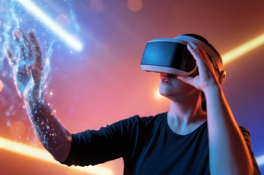 Metaverse teknoloji konsepti. Sanal gerçeklik gözlüklü kadın. Gelecekçi yaşam tarzı.