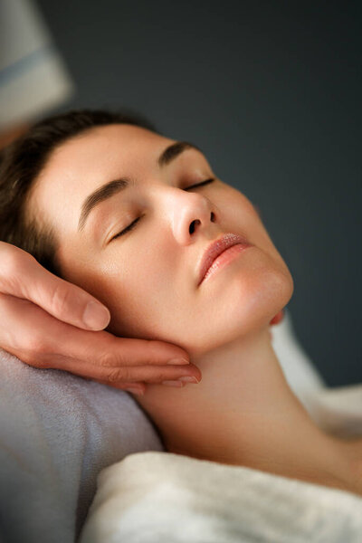 Процедура для лица в курортном салоне. Уход за кожей и массаж. Косметолог за работой