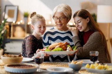 Şükran Günü, Sonbahar ziyafeti. Masada oturup bayramı kutlayan mutlu bir aile. Geleneksel yemek. Büyükanne ve torunlar.. 