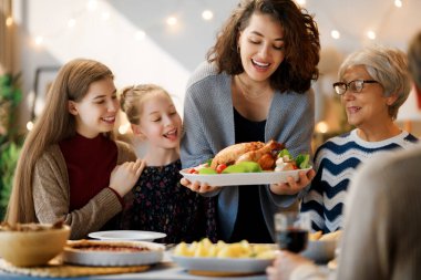 Şükran Günü, Sonbahar ziyafeti. Masada oturup bayramı kutlayan mutlu bir aile. Geleneksel yemek. Büyükanne ve torunlar.. 