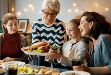 Şükran Günü, Sonbahar ziyafeti. Masada oturup bayramı kutlayan mutlu bir aile. Geleneksel yemek. Büyükanne ve torunlar.. 
