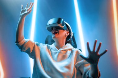 Metaverse teknoloji konsepti. Sanal gerçeklik gözlüklü kadın. Gelecekçi yaşam tarzı.