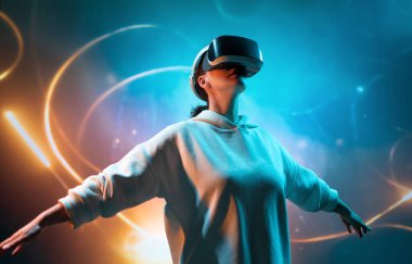 Metaverse teknoloji konsepti. Sanal gerçeklik gözlüklü kadın. Gelecekçi yaşam tarzı.