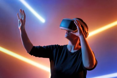 Metaverse teknoloji konsepti. Sanal gerçeklik gözlüklü kadın. Gelecekçi yaşam tarzı.