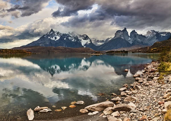 トーレス パイン国立公園 ペホ湖とクエルノス山 パタゴニア チリでの反射とまだ湖 — ストック写真