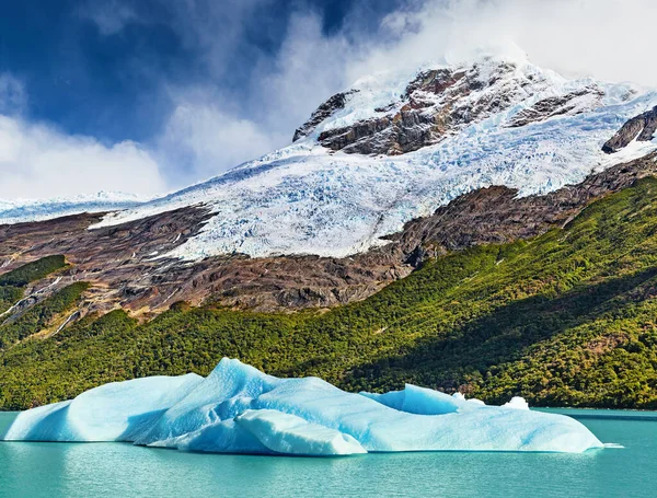 Zwevende Ijsschots Besneeuwde Bergen Lake Argentino Het Grootste Zoetwater Gletsjermeer — Stockfoto