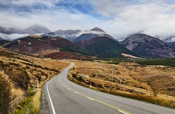 Berglandschaft Mit Straße Und Wolkenverhangenem Himmel Arthur Pass Südalpen Neuseeland — Stockfoto