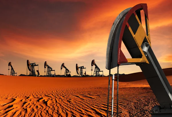 Нефтяные Насосы Пустыне Закате Концепция Добычи Нефти — стоковое фото