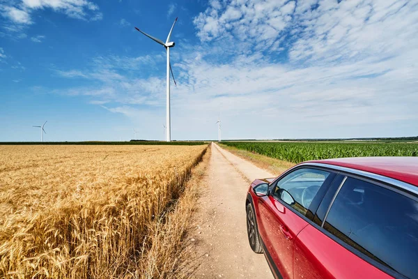 Landelijk Landschap Met Windturbines Landweg Tussen Akkers Rode Auto — Stockfoto