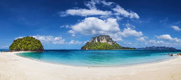 Trópusi Strand Panoráma Fehér Homokkal Tiszta Vízzel Andaman Tenger Thaiföld — Stock Fotó