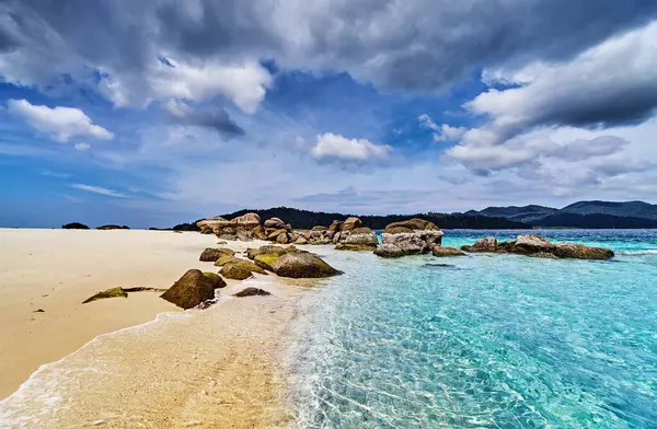 Красивий Тропічний Пляж Чистою Водою Блакитним Небом Хмарами Таїланді Стокове Зображення