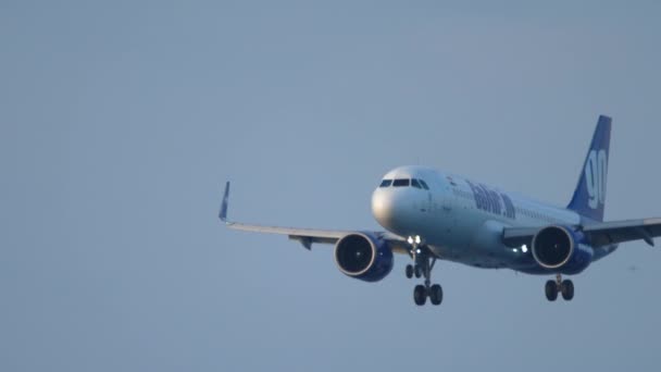 プーケット 2019年11月27日 GoairのエアバスA320がプーケット空港に着陸する前に下降します Goairインドの低コスト航空会社に移動します 観光と旅行のコンセプト — ストック動画