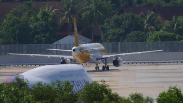 Phuket Thailand 2019年11月27日 泰国航空波音747滑行至普吉国际机场航站楼 空中客车斯科特到停车场去 旅游和旅行概念 — 图库视频影像