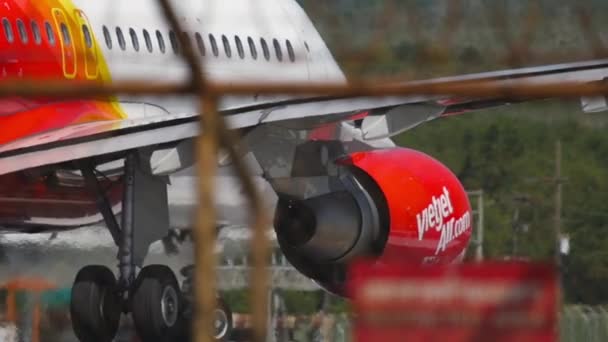 プーケット 2016年11月26日 プーケット空港でのベトナムジェットタクシーの旅客機 観光と旅行のコンセプト — ストック動画