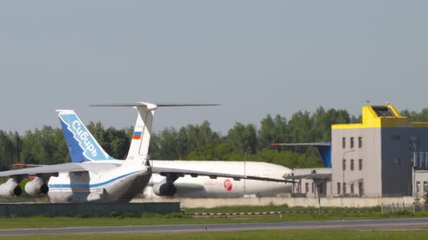 ロシア連邦のノヴォシビルスク 2022年6月12日 トルマチェヴォ空港での輸送機Il 76Mdの課税 76ソ連重軍用輸送機 — ストック動画