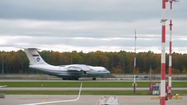 モスクワ ロシア連邦 2022年10月2日 ヴヌコヴォ空港で離陸する前にIl76加速度の貨物航空機 軍用輸送機の出発 — ストック動画