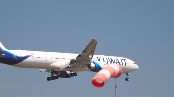 Frankfurt Main Γερμανία Ιουλίου 2017 Boeing 777 Aoc Της Kuwait — Αρχείο Βίντεο