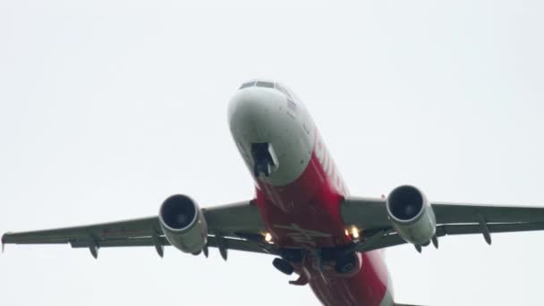 Phuket Thailand November 2017 Airbus A320 Airasia Flies Overhead Climb — Video