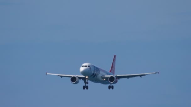 Phuket Thailand November 2019 Airbus A320 Airasia Descending Landing Phuket — Stockvideo