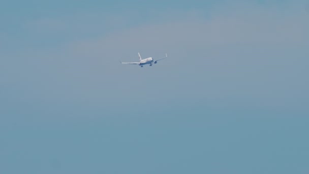Long Shot Front View Airplane Approaching Land Tourism Concept Journey — Vídeo de stock