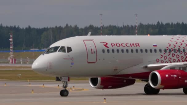 モスクワ ロシア連邦 2021年7月29日 ロッシヤの旅客機は シェレメチェヴォ空港 サイドビューにタクシーします 観光と旅行のコンセプト — ストック動画