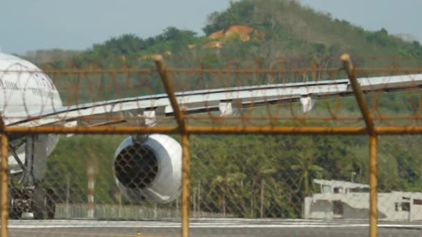 Phuket Thailand 2016年11月26日 泰国航空A330空中客车在跑道上滑行通过机场围栏 然后在普吉机场起飞 旅游和旅行概念 — 图库视频影像