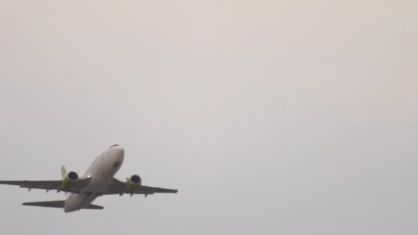2017年7月19日ドイツ フランクフルト発 旅客用飛行機フランクフルト空港での離陸後 バルト ラトビアの航空会社は一番下のビューを表示します 観光と旅行のコンセプト — ストック動画